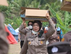 Polwan Lampung Selatan Berbagi Keceriaan dengan Anak-Anak di Pengungsian Banjir