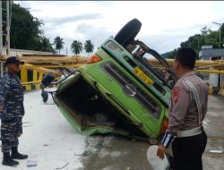 Truk Bermuatan tepung batu Terguling di Pelabuhan Bakauheni