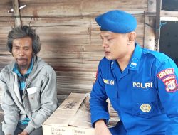 Aipda Agung Gede Anggota Satpol Air Polres Lampung Selatan Berikan Bantuan Sembako Untuk Warga Muara Pilu