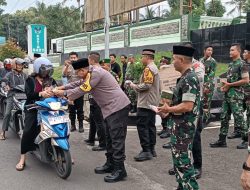 TNI Polri Bagikan Takjil di depan Makodim 0421/LS