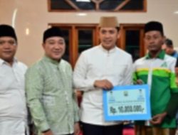 Bupati dan Wakil Bupati Lamsel, Radityo Egi Pratama-M. Syaiful Anwar, Melaksanakan Salat Tarawih pada Ramadan 1446 Hijriah, di Masjid Baiturrahman Desa Hatta, Kec. Bakauheni