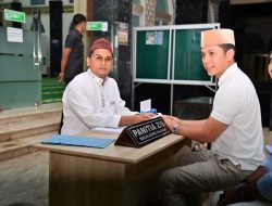 Bupati Radityo Egi Pratama Tunaikan Zakat di Masjid Agung Kalianda