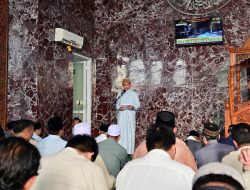 Bupati dan Wakil Bupati Lamsel Melaksanakan Salat Idulfitri 1446 Hijriah Bersama Ribuan Warga di Masjid Agung Kalianda