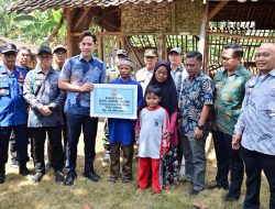 Bupati Lamsel, Radityo Egi Pratama Berikan Bantuan RTLH Kepada Warga Yang Rumahnya Ambruk di Desa Kertosari, Kecamatan Tanjung Sari