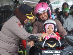 Polisi Sambangi Pemudik Roda Dua, Bagikan Susu dan Eskrim untuk Anak