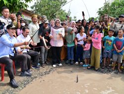 Bupati Egi berjanji akan perbaikan ruas jalan Bumidaya-Bumirestu-Pulau Jaya, Kecamatan Palas ditahun ini