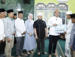 Bupati Lamsel Menyerahkan Paket Sembako Sekaligus Safari Ramadhan
