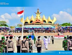 Ukir Sejarah Baru! Bupati Egi Pimpin Detik-Detik Proklamasi HUT ke-80 RI di Menara Siger, Selat Sunda Jadi Saksi Abadi