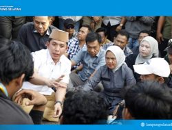 Potret Pemimpin Merakyat: Duduk di Aspal, Bupati Egi Serap Aspirasi Rakyat dengan Hati