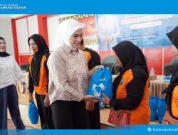 Apresiasi Garda Terdepan Kebersihan, Putri Zulkifli Hasan Turun Langsung Bagikan Paket Sembako