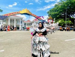 Sosok Guru Inovatif dan kreatif ! Deliana Guru SDN Tanjung Gading, Sulap Koran Bekas Menjadi Gaun di Lamsel Fest Budaya 2025