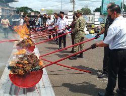 Kejari Lamsel Musnahkan Barang Bukti Kejahatan Umum
