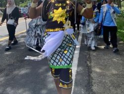 Pudiono Kepala SD Negeri Tanjung Gading Tampil Beda Kenakan Kostum Tak Biasa di Gelaran Pawai Budaya Lampung Selatan Fest 2025