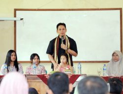 Hangat dan Penuh Empati, Bupati Egi Sambangi SLB Negeri Sidomulyo Bersama Tiga Putrinya