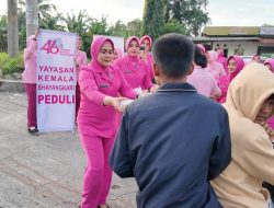 Bhayangkari Cabang Lampung Selatan Bagi Takjil di Pintu Masuk Pelabuhan Bakauheni