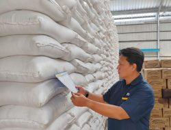 Bulog Lampung Selatan Pastikan Beras Bantuan Bapanas Layak Konsumsi, Siap Ganti Jika Ditemukan Rusak