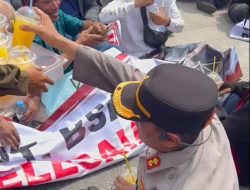 Di Tengah Aksi, Kapolres Lampung Selatan Duduk di Jalanan dan Minum Es Jeruk Bareng Massa