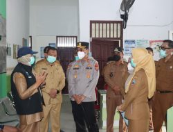 Kapolres AKBP Deddy Tinjau Dampak Erupsi Gunung Anak Krakatau, Bagikan Masker kepada Warga Palas