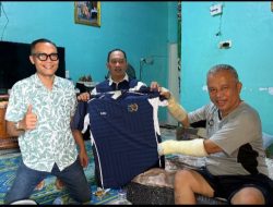 Pengurus PWI Lampung Selatan Jenguk Sodu yang Sedang Berjuang Pulih, Serahkan Jersey SIWO dan Bangkitkan Semangat