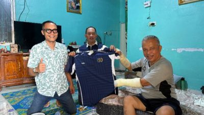 Pengurus PWI Lampung Selatan Jenguk Sodu yang Sedang Berjuang Pulih, Serahkan Jersey SIWO dan Bangkitkan Semangat